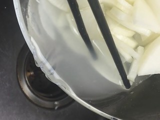 5、酸辣萝卜,腌好后控出水分