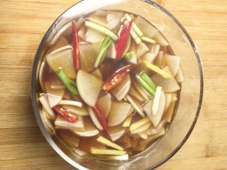 7、酸辣萝卜,盖上保鲜膜冷藏一夜更好吃