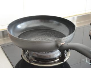 2、【孜然杏鲍菇】PK烧烤金针菇，完胜~,锅加热.