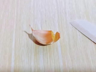 4、自制蒜蓉辣酱,将蒜瓣的根部切掉，依次做完。