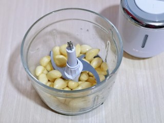 8、自制蒜蓉辣酱,换上绞肉刀片。