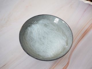 2、花甲粉,粉丝粉丝洗净用温水浸泡十五分钟