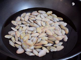 3、花甲粉,花甲让其吐完沙清洗干净，冷水下锅