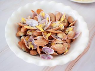 4、花甲粉,焯至开口捞出控干水分备用。我买的是店主已经是吐完沙干净的，如果不是吐完沙的话就自己在清水下少许盐，让其吐完沙，不然吃时会有沙，不好吃。