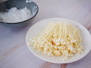 5、花甲粉,粉丝捞出沥干水分备用，金针菇去除根部洗净备用