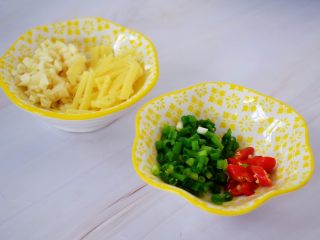 6、花甲粉,蒜切末，姜切丝，葱切葱花，小米椒斜切圈