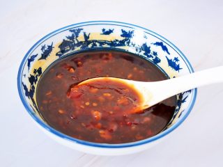7、花甲粉,取一个碗：加入料酒、蚝油、生抽、蒜蓉辣椒酱调成酱汁备用