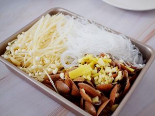 9、花甲粉,再加入金针菇和粉丝