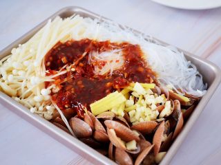 10、花甲粉,再淋入调好的酱汁，再倒入小半碗水进去，烤盘上面包上锡纸