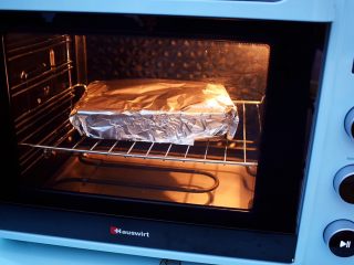 11、花甲粉,放入预热好的海氏烤箱，上下火200度，中层烤20分钟