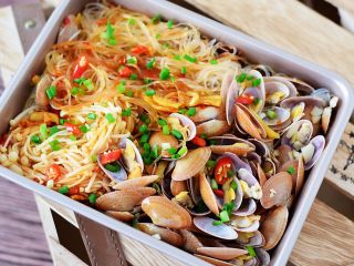 12、花甲粉,取出撒上葱花和小米椒即可食用