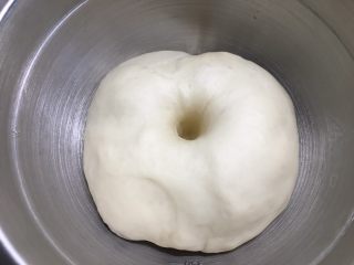 4、花环汉堡(植物油直接法),发至2倍大,手指沾面粉戳个洞,不回缩不塌陷