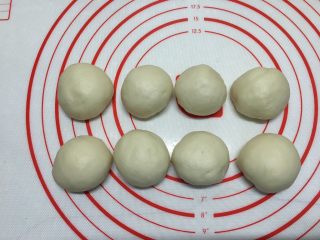 6、花环汉堡(植物油直接法),等分成8个小面团,滚圆,这个配方一个面团大概34克