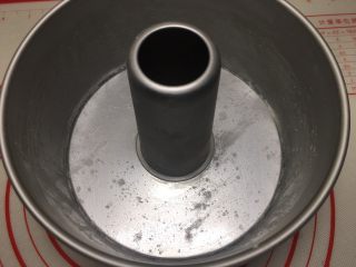 7、花环汉堡(植物油直接法),处理一下模具,这个是18cm中空阳极模,先用硅胶刷沾一点点植物油刷底部、四周、柱子,高度只要刷一半就足够了,然后撒上薄薄一层高粉,这样等下脱模就很轻松了