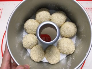 9、花环汉堡(植物油直接法),8个面团放入中空模具,醒发5-10分钟