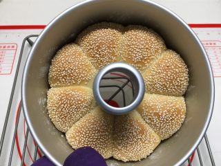 11、花环汉堡(植物油直接法),烤箱预热160度,中下层烤25分钟,注意观察上色情况,及时加盖锡纸