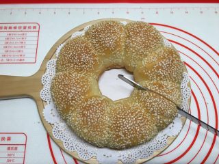 13、花环汉堡(植物油直接法),在每个面团中间用面包刀切开,不要切到底,留1cm左右
