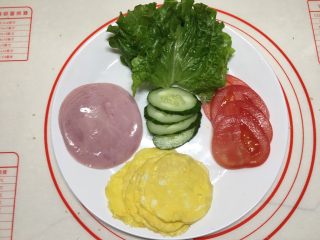 14、花环汉堡(植物油直接法),准备好生菜、黄瓜、西红柿、鸡蛋皮、火腿片
