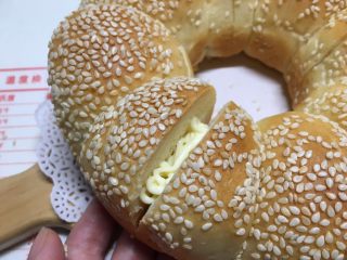 15、花环汉堡(植物油直接法),用裱花袋在中间先挤一点沙拉酱,然后依次夹入配菜