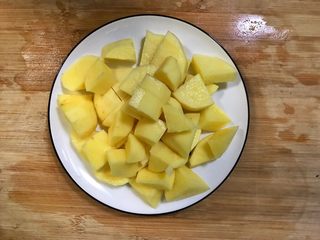 3、超满足便当（11）,土豆切成小块 放到米饭上去蒸就好了