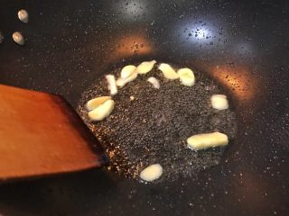 7、超满足便当（11）,放入蒜瓣 煸香