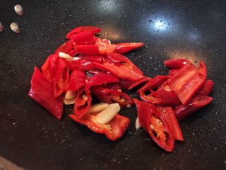 8、超满足便当（11）,放入辣椒翻炒