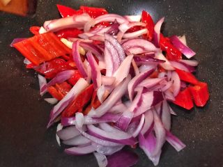 9、超满足便当（11）,放入洋葱翻炒 加少许盐