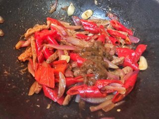 11、超满足便当（11）,加入两大勺黑椒酱 翻炒 因为黑椒酱味重 就不用加盐了（不过可以试一下 根据个人口味 嫌淡了可再加盐）翻炒均匀