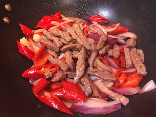 10、超满足便当（11）,放入牛柳 翻炒