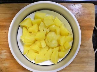 13、超满足便当（11）,饭煮好了 端出土豆块 用筷子试一下 可轻松穿过就行了