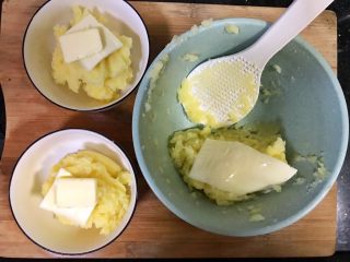 16、超满足便当（11）,因为做三个口味 就分成三份 分别加入芝士片和黄油 因为有一份是原味加火腿的 就没有放黄油