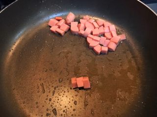 18、超满足便当（11）,倒入火腿 稍微让火腿便面煎一煎