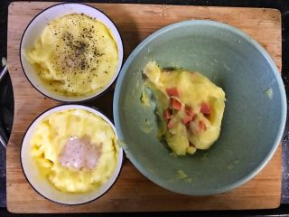 19、超满足便当（11）,把火腿倒入没有加黄油的那一份 拌匀即可 另外一份加了胡椒粉 现磨黑胡椒 一份加入芝麻沙拉酱 拌匀就可以 要乘着土豆泥还热着把芝士黄油赶紧拌匀 其实就加芝士黄油少许盐就很想很好吃了 还可以做成很多口味的 比如加蛋黄酱 其他沙拉酱 培根 烟熏的那种脆皮肠 金枪鱼 玉米粒 豌豆粒 胡萝卜里都可以切小焯熟了一起 还可以加入少许牛奶之类的 又好吃又营养 还能给小朋友吃????