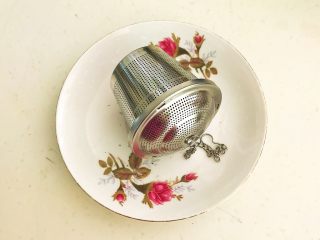 2、秘制茶香鹌鹑蛋,把普洱茶放入调料盒里