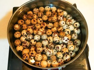 5、秘制茶香鹌鹑蛋,锅里加入冷水，放入鹌鹑蛋，大火烧开后小火煮1分钟