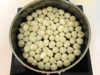 10、秘制茶香鹌鹑蛋,锅里加入冷水，放入鹌鹑蛋