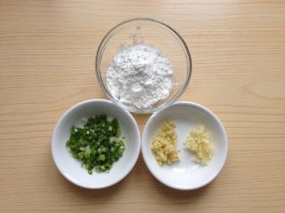 2、肉末豆腐,玉米淀粉、葱花、姜末、蒜末