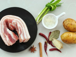 1、红烧肉炖土豆,准备好所需食材