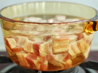 3、红烧肉炖土豆,将五花肉冷水下锅