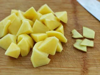 6、红烧肉炖土豆,土豆去皮切滚刀块，姜切成小片备用