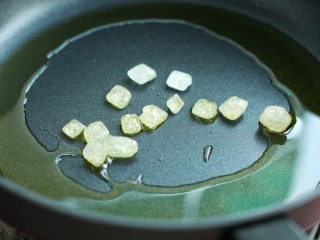 7、红烧肉炖土豆,锅中放食用油烧至五成热，加入冰糖小火翻炒至冰糖融化