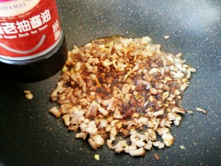 4、#猪年#辣子肉,加入料酒去腥提味，加入生抽提鲜，加入老抽提色