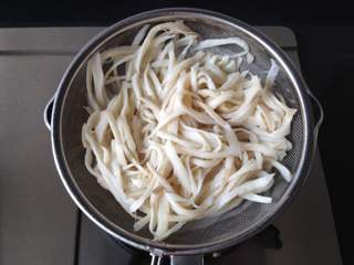 7、凉拌手撕杏鲍菇,煮3-5分钟捞出