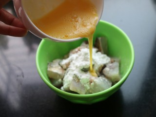 5、≈黄焖鱼块≈,加入两勺鸡蛋液