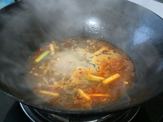 13、≈黄焖鱼块≈,接着倒入半碗黄酒