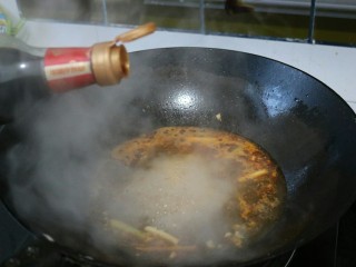 14、≈黄焖鱼块≈,加入盐，鸡精，白砂糖，生抽调味