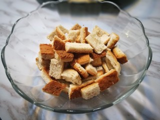 1、凯撒沙拉(家常版),土司边切成小丁