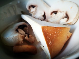 4、凯撒沙拉(家常版),蘑菇洗净