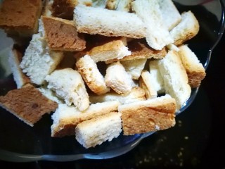 6、凯撒沙拉(家常版),土司丁放入油锅中炸一下