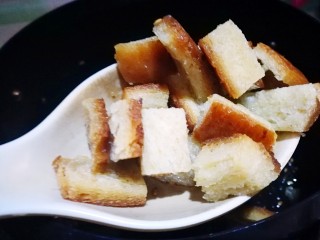 7、凯撒沙拉(家常版),捞出放入烤盘